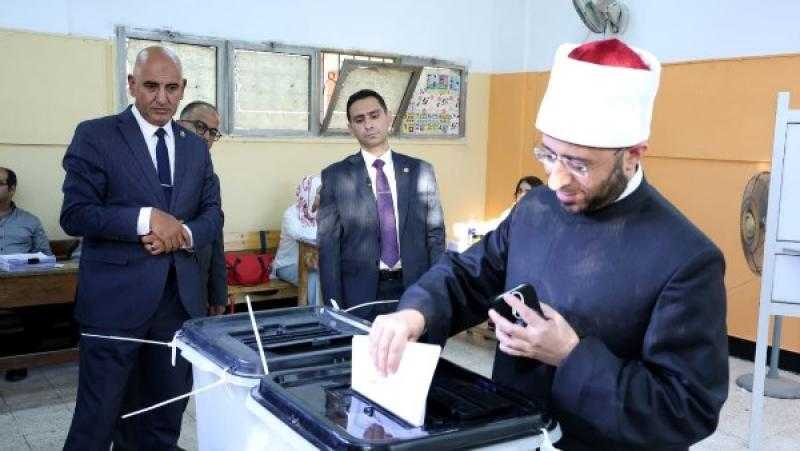 وزير الأوقاف يدلي بصوته في انتخابات الشيوخ.. ويؤكد: المشاركة واجب وطني