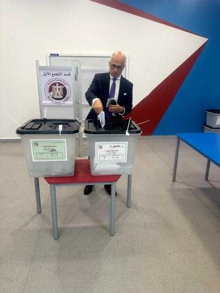 رئيس جامعة عين شمس يُدلي بصوته في انتخابات مجلس الشيوخ ٢٠٢٥