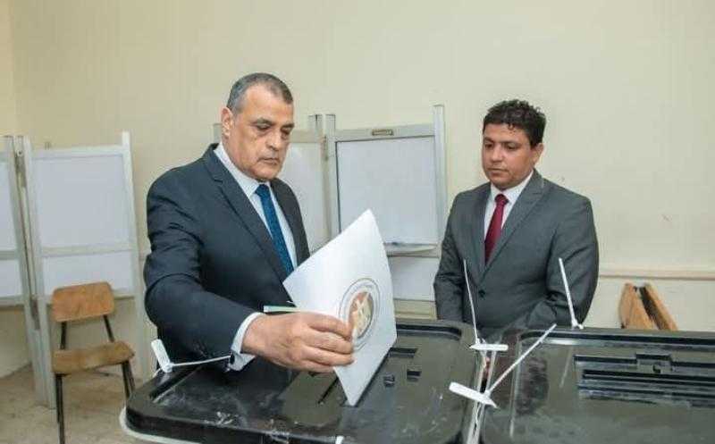 وزير الدولة للإنتاج الحربي يُدلي بصوته في انتخابات مجلس الشيوخ