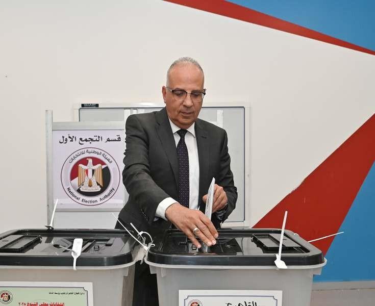 وزير الري يُدلي بصوته في انتخابات مجلس الشيوخ