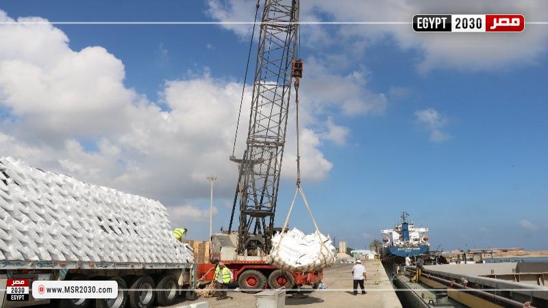 شحن ونقل شحنة من سماد اليوريا عبر نهر النيل