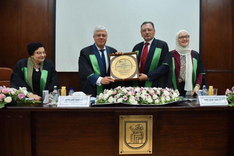 وزير التعليم العالي يترأس لجنة مناقشة رسالة دكتوراه بكلية التخطيط الإقليمي والعمرانى بجامعة القاهرة