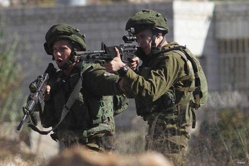 الاحتلال يطلق النار بكثافة تجاه منتظري المساعدات في منطقة الشاكوش شمال رفح الفلسطينية