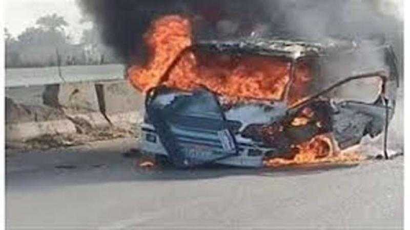 السيطرة على حريق اندلع في سيارة ميكروباص بطريق المحور دون إصابات