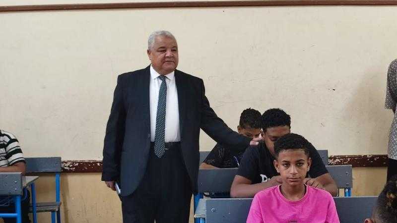 وكيل تعليم الأقصر يتابع امتحانات الدور الثاني للشهادة الإعدادية بعدد من المدارس