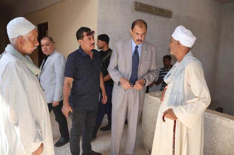 محافظ سوهاج : إحالة رئيس قرية الحواويش والسكرتير ومدير الشئون الإدارية للتحقيق