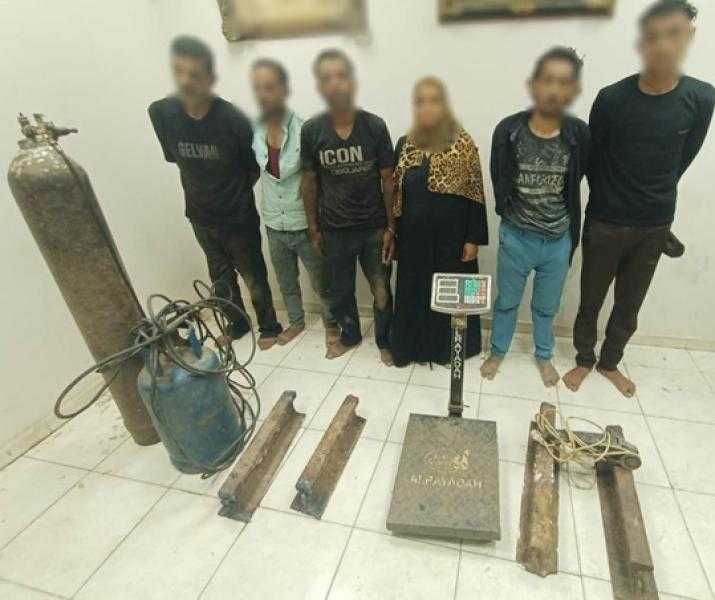 الداخلية تضبط المتهمين بسرقة قضبان قديمة من السكة الحديد
