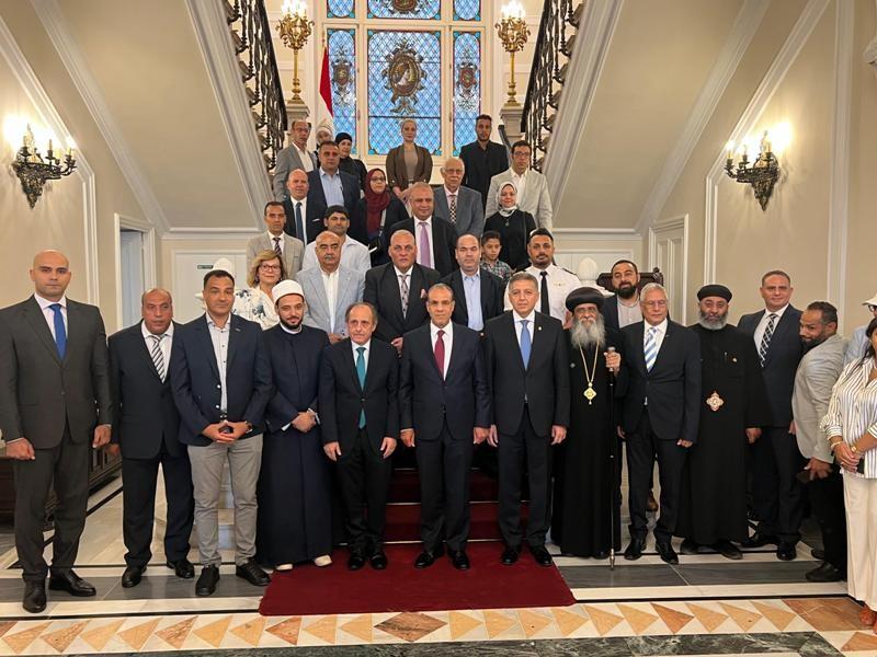 وزير الخارجية والهجرة يلتقي أعضاء الجالية المصرية في اليونان