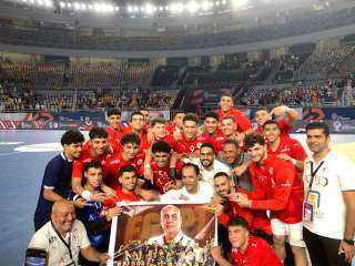 لقطة مثيرة.. لاعبو منتخب مصر يحتفلون بالفوز على كوريا مع صورة طارق محروس