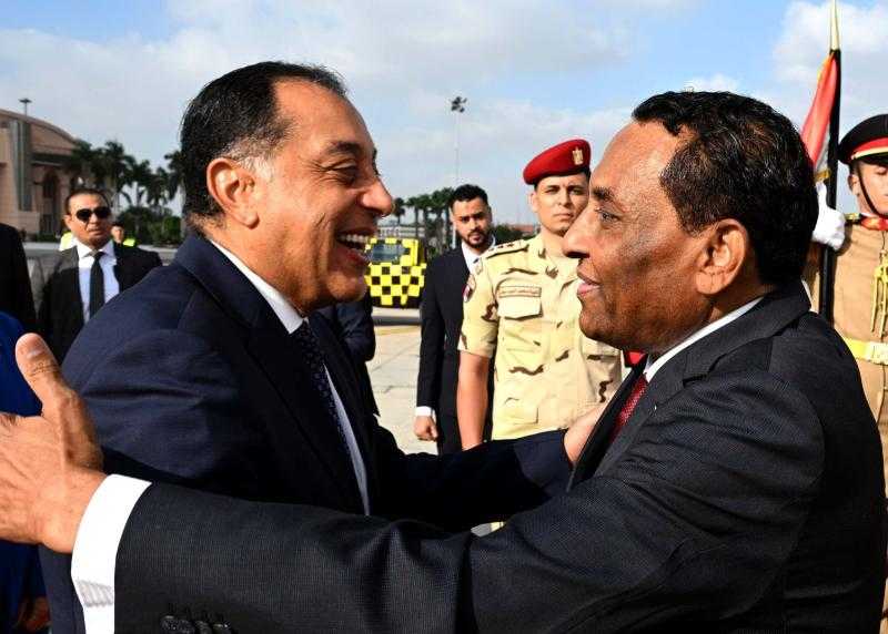 رئيس الوزراء يستقبل نظيره السوداني بمطار القاهرة الدولي