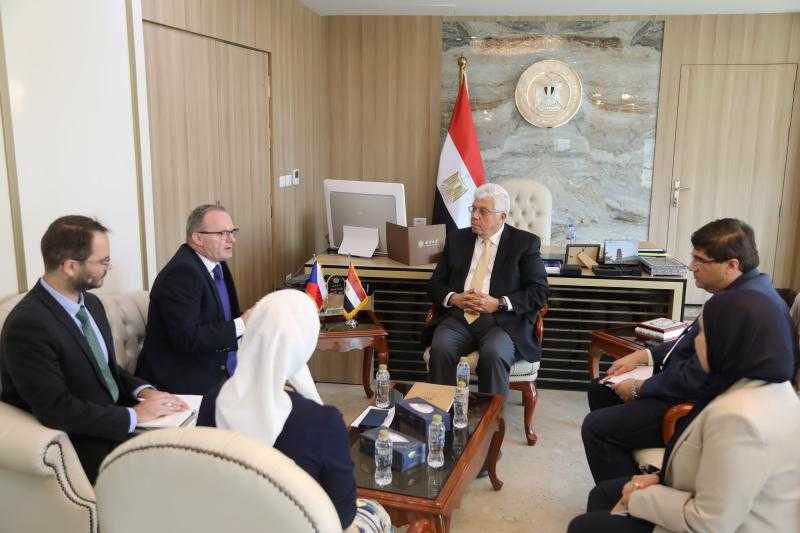 وزير التعليم العالي يبحث سبل تعزيز التعاون مع سفير التشيك في مصر
