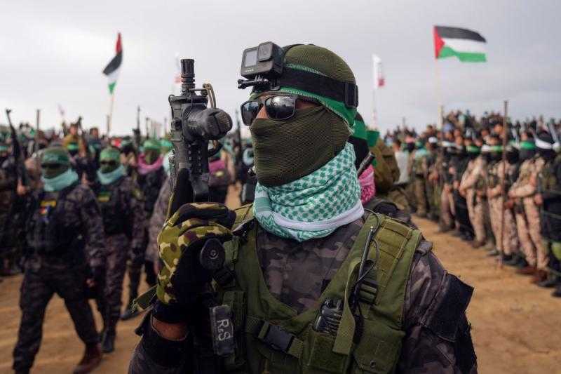 رواتب تحت القصف.. كيف تُموّل ”حماس” موظفيها سراً في زمن الحرب؟