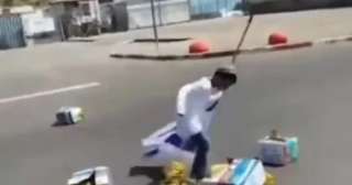 مشاهد مثيرة للغضب.. تخريب مساعدات غزة على يد أطفال إسرائيليين