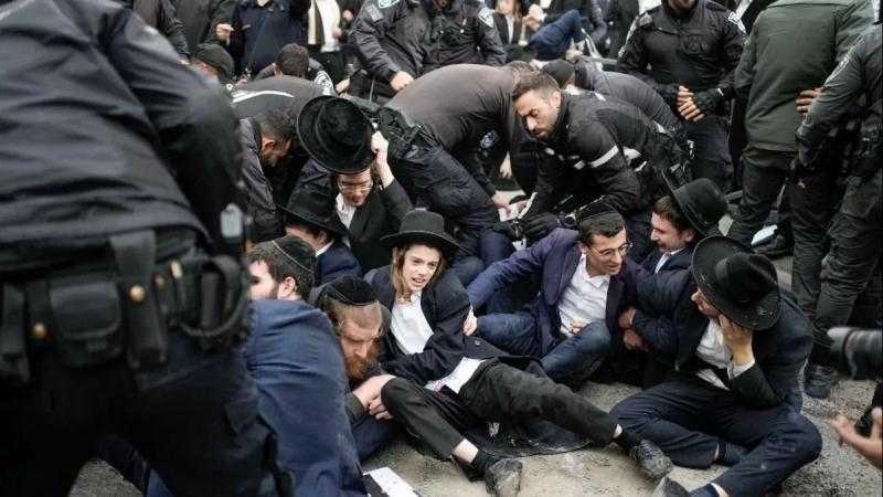 تل أبيب مشلولة.. الحريديم يثورون ضد التجنيد وعائلات الأسرى ترفض التصعيد