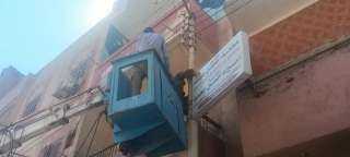 مركز أبنوب بمحافظة أسيوط يزيل اللافتات غير المرخصة بالشوارع