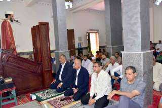محافظ الأقصر يؤدى صلاة الجمعة بمسجد شركة مياه الشرب والصرف الصحي وسط جموع المصلين