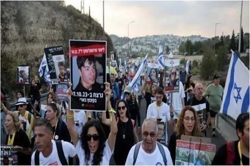 عائلات الأسرى الإسرائيليين: خطة احتلال غزة ”حكم بالإعدام” لأبنائنا الأحياء