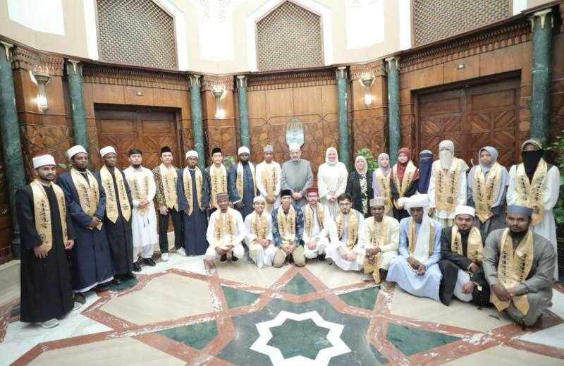 شيخ الأزهر يلتقي طلاب مدرسة ”الإمام الطيب” ويستذكر معهم تجربته في حفظ القرآن الكريم في ”كُتَّاب القرية”