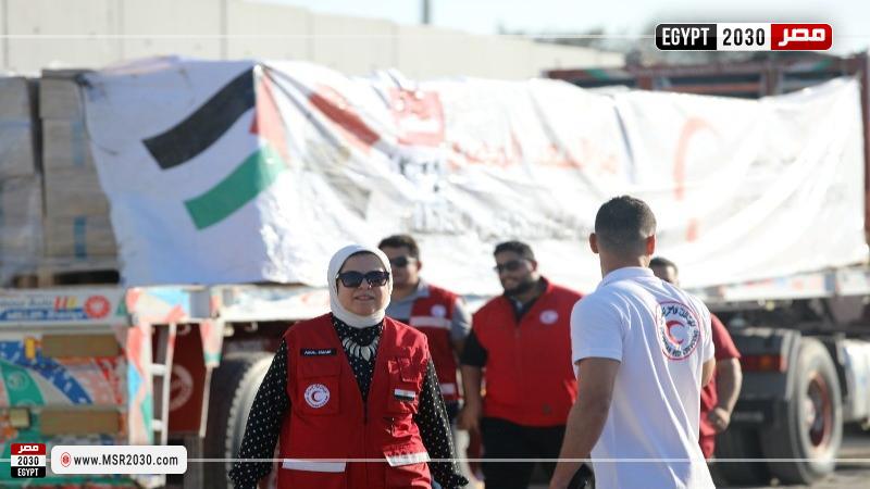 المديرة التنفيذية للهلال الأحمر المصري تتفقد العمل بالمراكز اللوجستية للجمعية بالعريش
