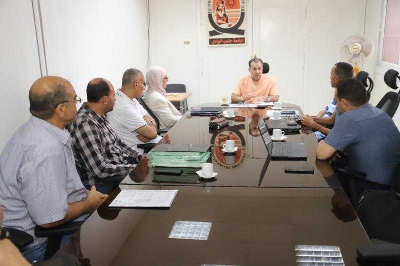 رئيس جامعة جنوب الوادي يناقش الحوكمة الإلكترونية للموارد الذاتية للجامعة