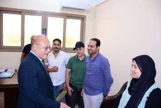 رئيس جامعة سوهاج الأهلية يتفقد أعمال التقديم وسحب الملفات
