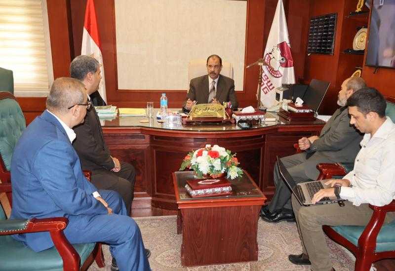 محافظ سوهاج يبحث مع وفد ”المالية” و”E-Finance” تطوير النظام المالي والتحول الرقمي بالمحافظة