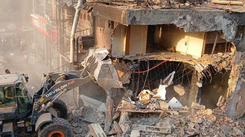 محافظ القليوبية : إزالة منشأين آيلين للسقوط في منطقة حريق شبرا الخيمة حفاظا علي سلامة المواطنين