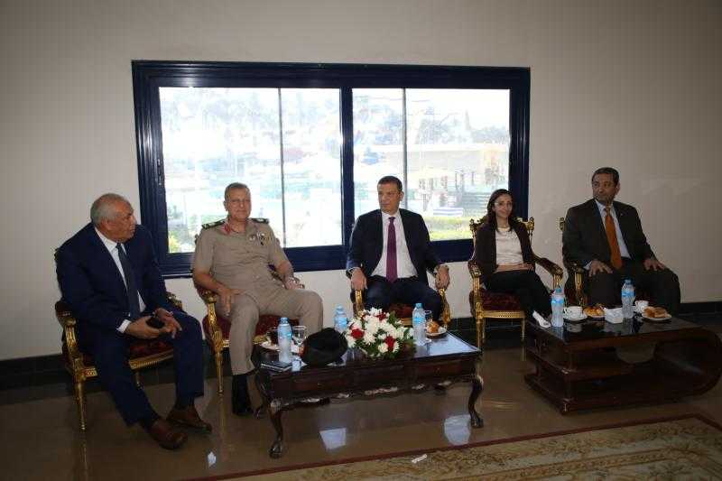 وزير الزراعة يلتقي محافظي البحيرة ودمياط والوادي الجديد ونائب رئيس الهيئة الهندسية على هامش فعاليات المؤتمر الزراعي بالبحيرة