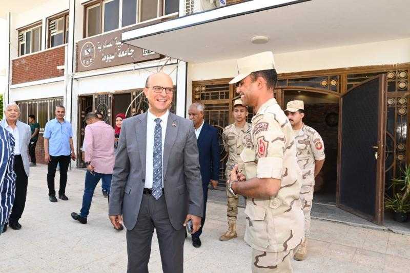 المنشاوي يتفقد إدارة التربية العسكرية بجامعة أسيوط