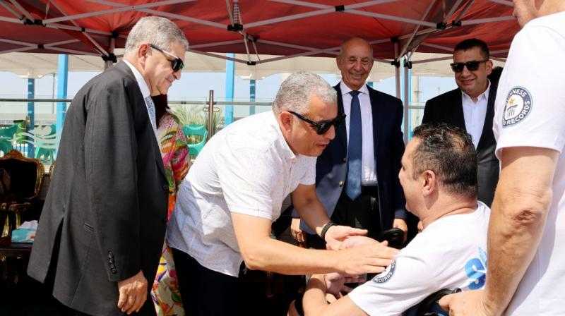 محافظ الإسماعيلية ورئيس هيئة قناة السويس يشهدان بدء محاولة القبطان ولاء حافظ لتحقيق رقم قياسي جديد في الغطس تحت الماء لمريض بشلل رباعي
