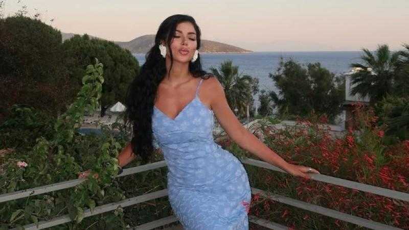 كارولين عزمي تتألق بإطلالة جريئة وتستعيد ذكريات أول حب مؤلم