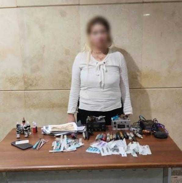 الداخلية تضبط صانعة محتوى نشرت مقاطع خادشة أثناء رسم أوشام على سيدات بالقاهرة