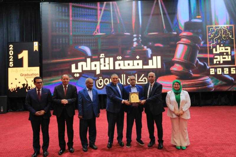 جامعة كفر الشيخ تحتفل بتخريج ”الدفعة الذهبية” الأولى من كلية الحقوق