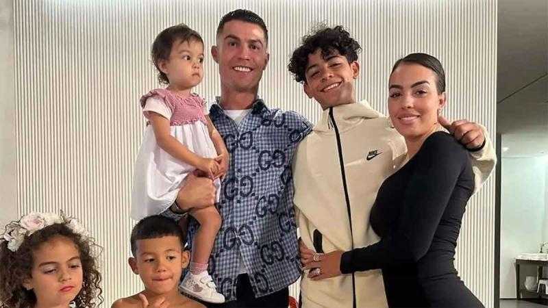 بعد 6 أطفال في المنزل.. كريستيانو يطلب الزواج رسميا من جورجينا