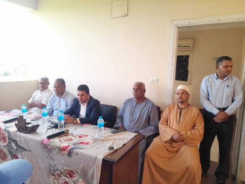 رئيس مركز ومدينة الطود بالأقصر يكرم موظفاً وعامل نظافة تقديراً لعطائهم المتميز