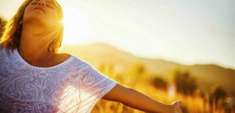 أستاذ صحة عامة يحذر: التعرض المباشر للشمس خطرٌ تراكمي يبدأ منذ الطفولة