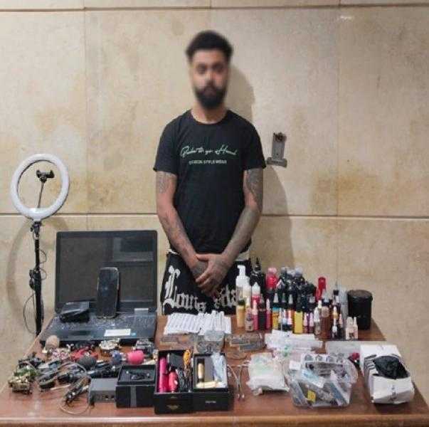 ضبط صانع محتوى لنشره فيديوهات خادشة للحياء أثناء رسم وشم للسيدات
