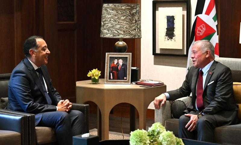العاهل الأردني يستقبل رئيس الوزراء بالديوان الملكي بالحسينية