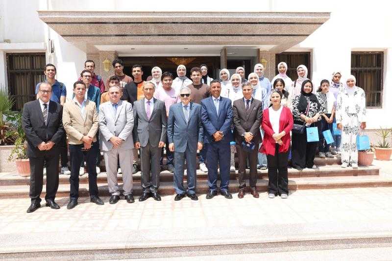 رئيس هيئة قناة السويس يلتقي أوائل الطلاب الحاصلين على الثانوية العامة