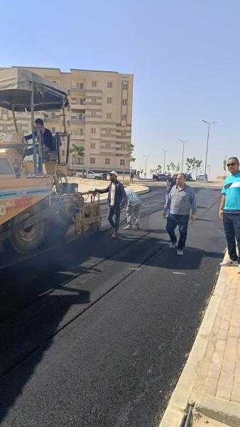 جهاز مدينة ١٥ مايو:  استكمال أعمال الطبقة الأسفلتية بمنطقة النرجس