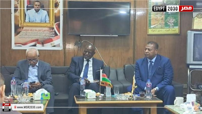 السفير الكيني بالقاهرة فريد أوتا بصحبة عيد مرسال وعبد المنعم الجمل