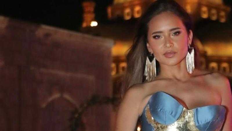 بفستان مكشوف..أحدث إطلالة جريئة لنيلي كريم