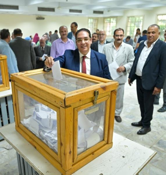 رئيس جامعة القاهرة يشارك في التصويت بانتخابات صندوق الزمالة ويؤكد تعظيم موارده وتطوير خدماته”“