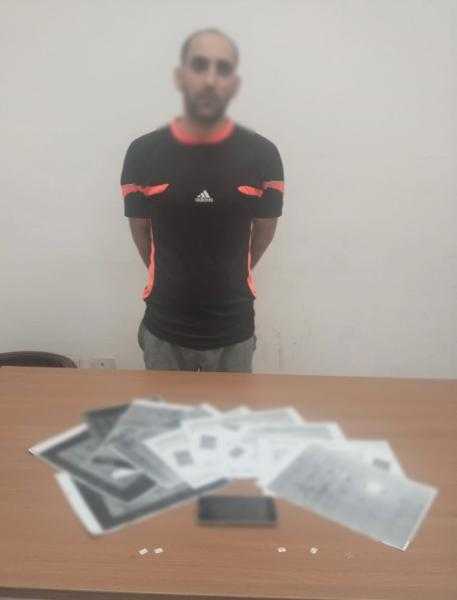 ضبط عاطل بالغربية لاتهامه بانتحال صفة موظف وتقديم وعود وهمية للعمل بالخارج