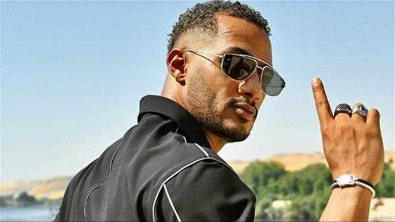 محمد رمضان يوثق لحظة استماع أمريكي لأغانيه في شوارع نيويورك