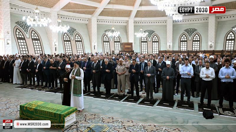 رئيس الوزراء يؤدي صلاة الجنازة  على الدكتور علي المصيلحي