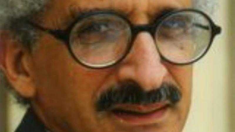 توافد أسرة ومحبي الأديب الراحل صنع الله إبراهيم على مسجد آل رشدان استعدادا لصلاة الجنازة