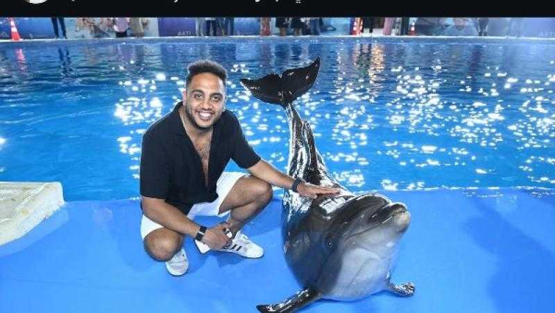 أوس أوس يشارك صورة جديدة بجانب دولفين ويستعد لفيلم ”الصفا الثانوية بنات”