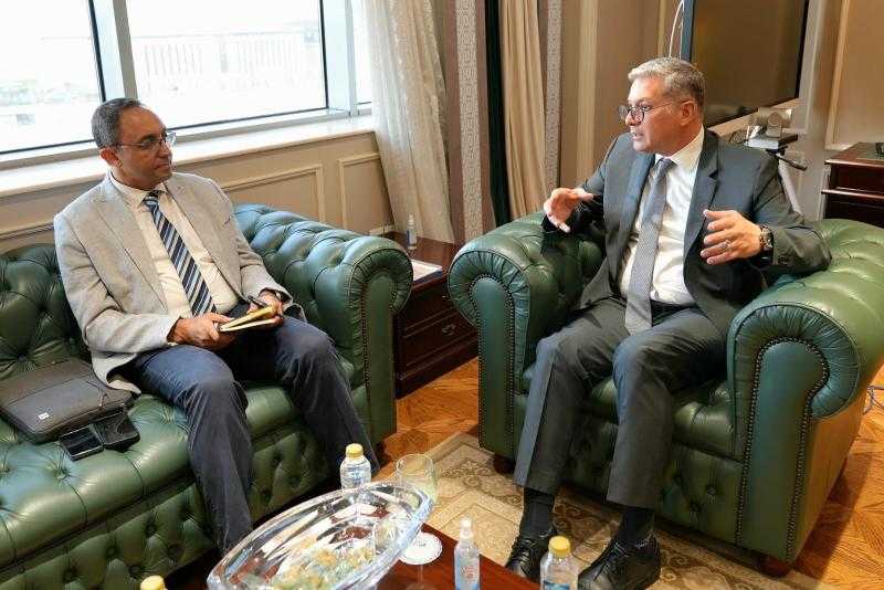 محافظ قنا يبحث مع وزير البترول فرص الاستثمار التعديني وزيارة ميدانية مرتقبة للمحافظة