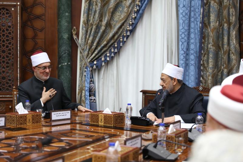مفتي الجمهورية يزور شيخ الأزهر على رأس وفد من كبار علماء الأمة ومفتيها عقب انتهاء المؤتمر الدولي العاشر للإفتاء